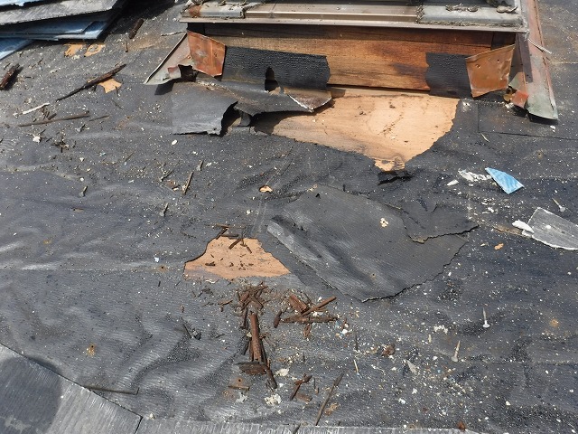 劣化した防水シート